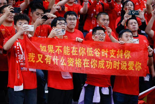 曼联放弃2500万卖芒特，滕哈格两爱将均留队！青训小妖仍不堪重用